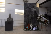 Flores, coroas e cartões em homenagem a Pelé foram deixadas na entrada da Vila Belmiro, em Santos
