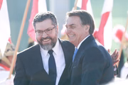 Ernesto Araújo, quando ainda era ministro de Relações Exteriores, ao lado de Jair Bolsonaro