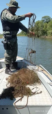Apreensão de redes de emalhar e covos artesanais no Rio Paraná, em Rosana (SP)
