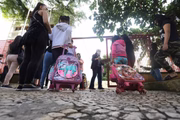 Os pais ou responsáveis legais que desejam pedir o remanejamento devem fazer o pedido diretamente na escola onde o estudante está matriculado
