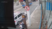 Viatura da PM passa no local segundos antes do acidente 