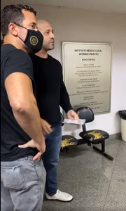 Ele discute com a agente: "militante petista"