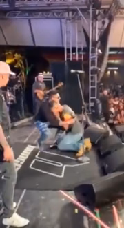 E começou a chorar diante do rapper