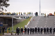 Manifestantes bolsonarista enfrentam a polícia, invadem e destroem o Congresso Nacional 