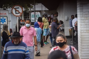 Do lado de fora da unidade hospitalar, muitas pessoas também aguardavam em fila para serem atendidas na emergência