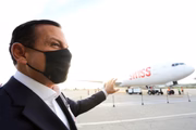 João Doria espera para se aproximar de avião com os insumos da Coronavac