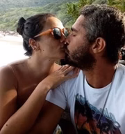 Thommy Schiavo e a esposa, Angra Monaliza dão um selinho