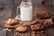 Na mesma linha de evitar produtos de origem animal, o público tem procurado leites veganos