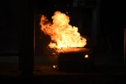 Apoiadores do presidente Jair Bolsonaro (PL) ateiam fogo em diversos carros pela capital federal