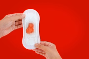 Contração do útero para expulsar o sangue durante a mestruação pode causar dor pélvica que se irradia pelas costas