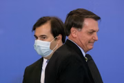 Depois de ter votado “com convicção” em Bolsonaro em 2018, o ex-presidente da Câmara Rodrigo Maia (DEM-RJ) rompeu com o presidente em 2020 e barrou algumas pautas de interesse do governo na Casa. Os dois hoje são desafetos políticos e trocam farpas públicas