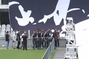 Corpo de Pelé chegou em Santos na madrugada desta segunda-feira (2/1), com queima de fogos feita por torcedores do Santos
