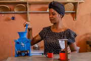 No Crioula, os baristas servem cafés especiais no espresso, na prensa francesa e na V60. Para quem prefere a bebida passada no coador de pano, Helena oferece um grão do Café Orfeu processado em moedor antigo