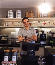 Vendo os benefícios da bebida e a falta de oferta no mercado, colocou no cardápio do Seu Patrício Café, empreendimento que administra com o marido, Fabrício Lima (foto)