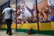 Funcionários da limpeza da Câmara dos Deputados fazem faxina no gabinete do candidato eleito Jair Bolsonaro
