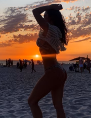 Isis Valverde na praia