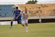 Zé Love disputa bola contra o Palmas