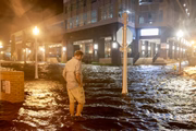 Brandon Marlow caminha através das ondas que inundam a rua depois que o furacão Milton atingiu a costa na área de Sarasota em 9 de outubro de 2024, em Fort Myers, Flórida