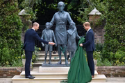 Momento da inauguração da estátua da princesa Diana