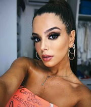Primeiro, ela passou pela Itália
