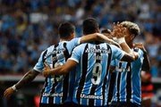 Jogadores comemoram o gol de Cristaldo