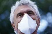 Ronaldo Caiado, governador de Goiás, é médico e tem feito pedidos constantes para que população faça sua parte
