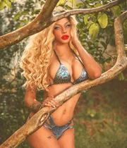 Belíssima de peruca loira