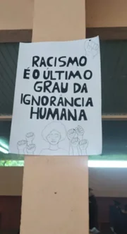 Cartazes em apoio à aluna 