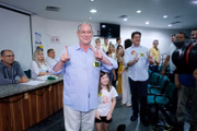 CE - ELEIÇÕES 2018/CIRO GOMES - POLÍTICA - O candidato do PDT à Presidência da República, Ciro Gomes, vota na sede da Secretaria da Saúde do Estado do Ceará, em Fortaleza (CE), na manhã deste domingo (07). Ele chegou à seção eleitoral por volta das 9h e levou menos de cinco minutos para votar. Na chegada ao local, ele foi cumprimentado por apoiadores e posou para fotografias. Ciro Gomes entrou na cabine de votação acompanhado da neta Maria Clara. 07/10/2018 - Foto: LC MOREIRA/ESTADÃO CONTEÚDO