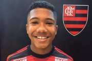 Vitor Isaías, 15 anos, nasceu em Florianópolis. Na categoria de base rubro-negra desde agosto do ano passado, o jovem começou como atleta no futsal da Associação dos Pais e Atletas de Futsal (Apaff), de Florianópolis. Em 2014, foi campeão e artilheiro da Copa Catarinense Sub-11