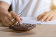 No Brasil, quem realiza a previsão da inflação e comunica a situação dela é o Banco Central. No entanto, para garantir a idoneidade das informações, a pesquisa dos preços de produtos, serviços e o cálculo é realizado pelo IBGE, que faz monitoramento nas principais regiões brasileiras