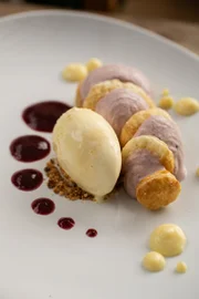 Eduardo e Mônica: espuma de goiabada, sorvete de queijo canastra e crumble de especiarias