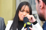 Lisa Gomes chora ao chegar em delegacia para depor contra Bruno
