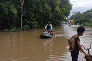 Pacientes de hospital de Ilhéus são transportados de botes e jet ski