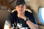 Jon Vlogs posa com a mao no queixo dentro de um avião