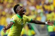 Vini Jr. comemora o gol da vitória