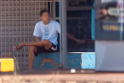 Utilizados como "peões" – em referência às peças de xadrez sacrificadas primeiro – essas crianças e adolescentes devem cumprir metas impostas por traficantes durante jornadas diárias exaustivas