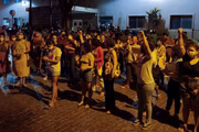 Integrantes do grupo católico Pró-Vida protestam em frente ao Centro Integrado de Saúde Amaury de Medeiros (Cisam), onde ficou internada a menina de 10 anos estuprada e grávida