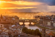 A Ponte Vecchio, em Florença, é outra obra de arquitetura da cidade medieval