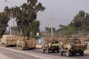 Tanques e tropas israelenses movem-se perto da fronteira com Gaza