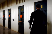 Cela de uma penitenciária de segurança máxima
