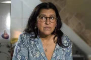 Regina Casé como Dona Lurdes