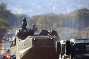 Desfile de carros militares para entregar a Bolsonaro um convite para a Operação Formosa