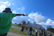 Manifestante solta rojão em direção aos PMs