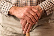 O Parkinson provoca a morte de neurônios que produzem dopamina e desempenham papel importante no sistema locomotor. Os homens são os mais acometidos