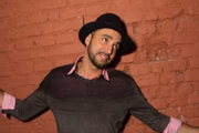 Latino é cantor