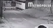 Um deles é atingido e morre
