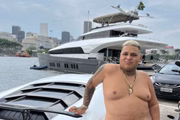 MC Ryan SP exibe carros de luxo e iate