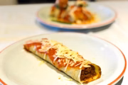 No Dom Francisco do Pátio Brasil, a panqueca de carne moída com molho vermelho e muçarela faz parte dos acompanhamentos do bufê da casa (R$ 72,90), servido de terça a domingo
