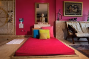 Ao lado da banheira, um <i>futon</i> de banho